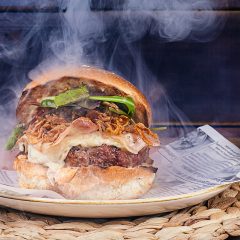 Parrilla de hamburguesas en Apache Burger Grill en Alicante